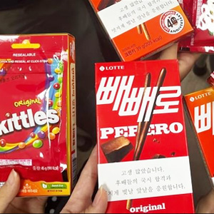 손에든 빼빼로를 찍은 모습