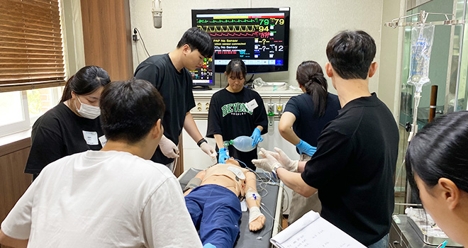 스터디 그룹에서 응급구조 실습중인 학생들 모습