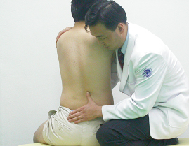 수동 요추 우측 회전 검사